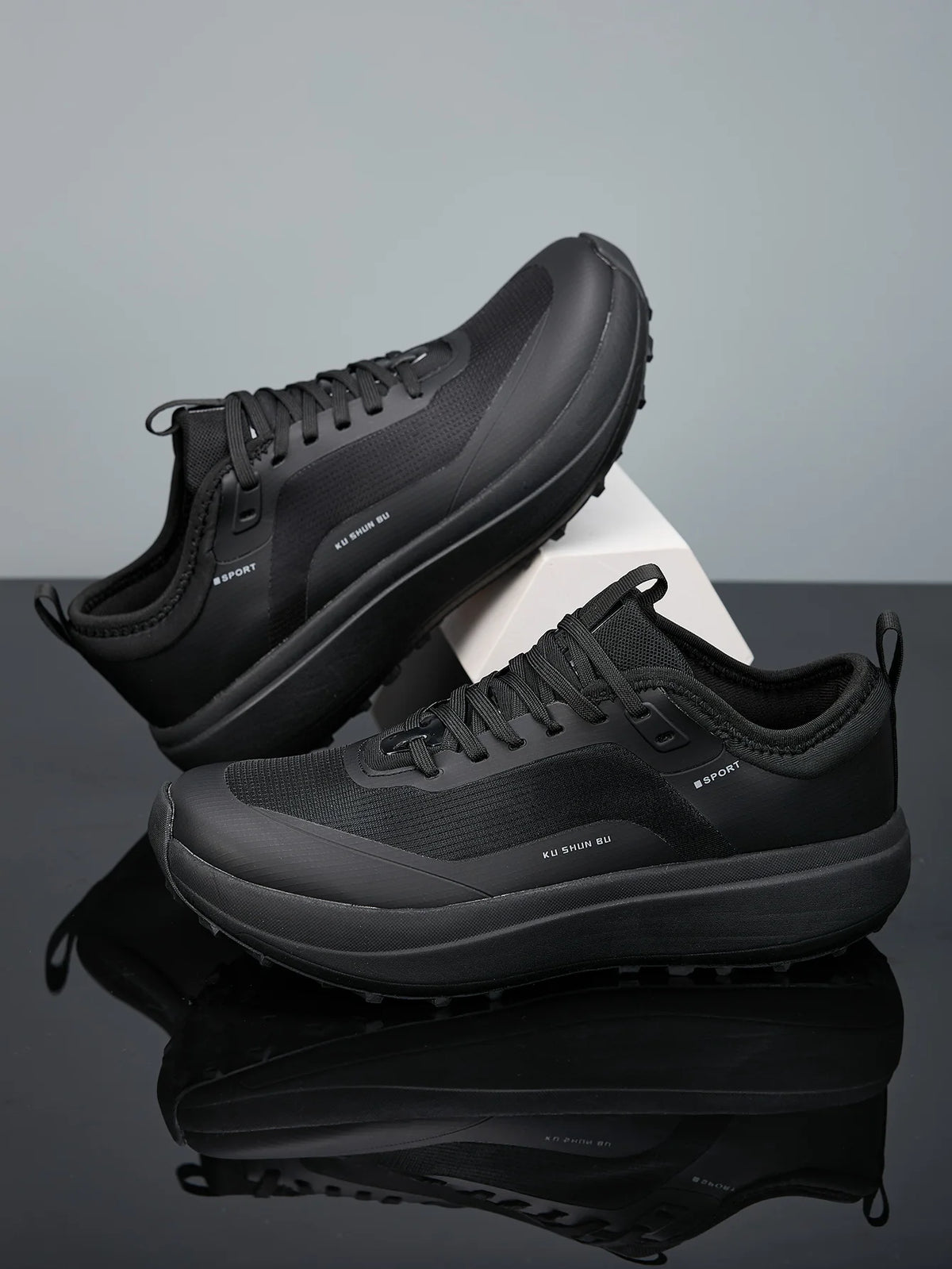 Men's Outdoor Athletic Shoes with Anti-Slip, Wear-Resistant, Breathable, and Casual Design in Black